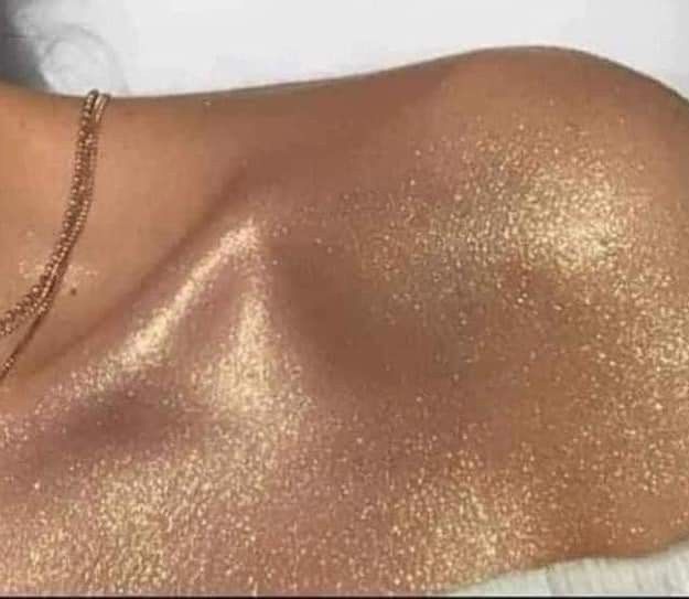 Body Shimmer Aesthetic, Body Glitter Aesthetic, Golden Skin Aesthetic, Apollo Makeup, Golden Bombshell, Caramel Girl Aesthetic, Gold Body Glitter, Caramel Aesthetic, Shimmer Aesthetic