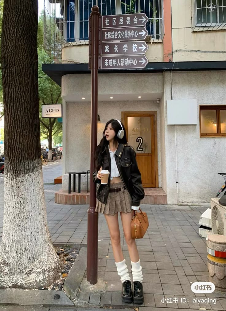 Skirt Outfit Pose Ideas, Fashion Articles Ideas, Asian Fall Fashion, Shibuya Outfit, Korean Fashion 2024, Winter Museum Outfit, Spring Korean Outfit, Outfit Check Poses, Japan Fall Fashion