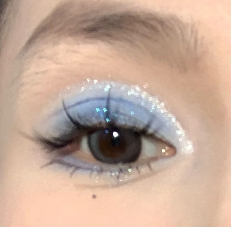 Blue Inspo Makeup, French Blue Makeup, Blue Jelly Makeup, Cute Light Blue Eyeshadow Looks, Blue Glossy Eyeshadow, Blue Sparkly Makeup Looks, Rave Makeup Blue, Soft Blue Eyeshadow Looks, Simple Light Blue Makeup