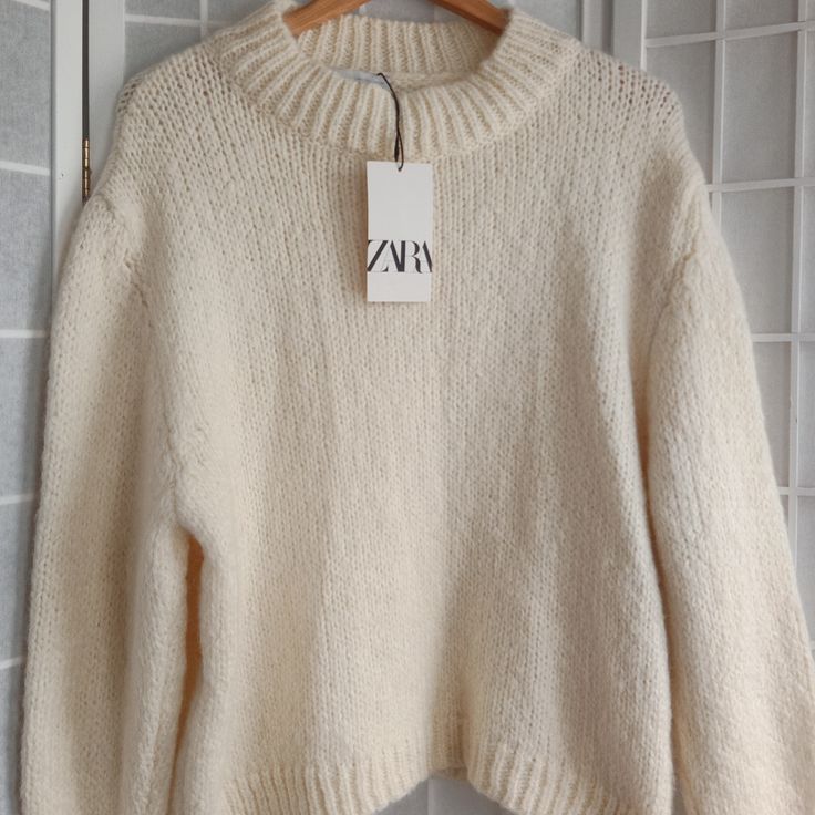 Nwt Very Soft & Comfy Color Vanilla Ice Cream Cream Winter Sweater, Creme Color Sweater, White Chuncky Sweater, Soft Cream Sweater, Affordable Crew Neck Tops By Zara, Neutral Fall Sweaters, Sweaters Neutral, Black Sweatshirt Women, Zara Knitwear