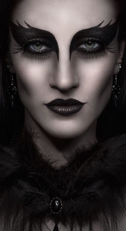 Black Swan Makeup, Extreme Make-up, Raven Costume, Fantasy Make-up, Halloweenský Makeup, Halloween Make-up Looks, Drag Make-up, Dark Beauty Magazine, Witch Makeup