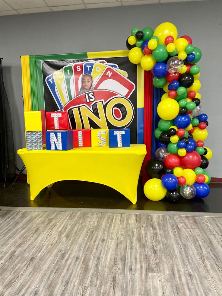 Uno birthday party balloon arch Pacman Balloon Arch, Board Game Balloon Arch, Uno Balloon Arch, Monopoly Theme, Board Game Themes, Homecoming Themes, Homecoming Floats, Toy Story Theme, Birthday Party Balloon