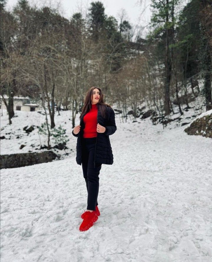 Kulu Manali Photography, Outfits To Wear In Manali, Dress For Kashmir Trip, Manali Look For Women, Manali Winter Outfits, Dress For Manali Trip, Kashmir Clothes Style, Manali Trip Outfit Women, Kashmir Outfits For Women