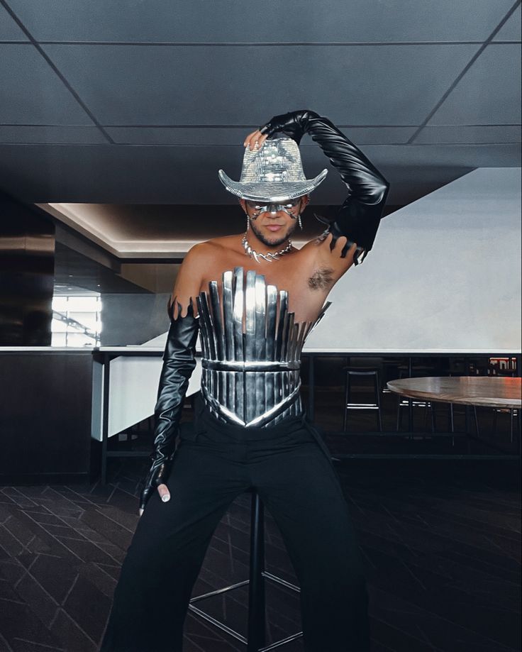 Chrome Corset, Guy Rave Outfits, Casual Dinner Outfit Spring, Spring Outfits Korea, Beyonce World Tour, Gay Costume, Beyonce Concert Outfit, Rave Outfits Men, Festival Outfits Men