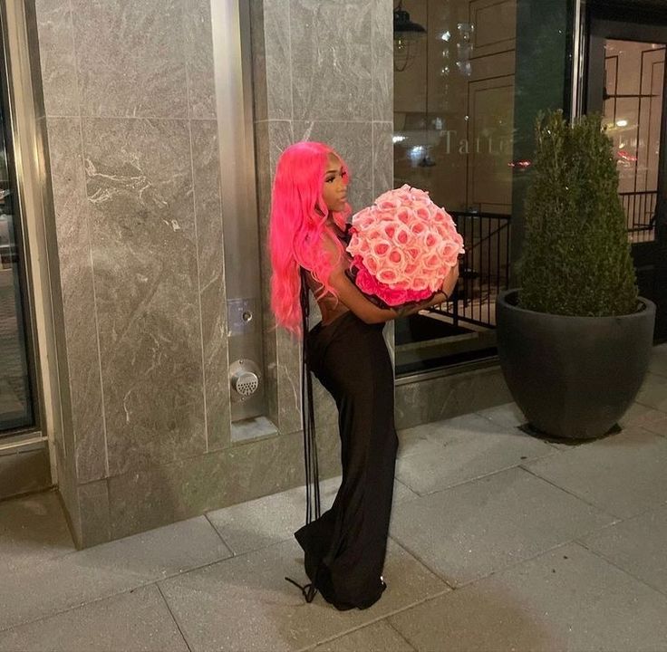 black girl with long pink curly hair holding big bouquet of pink roses wearing a long black dress 19th Birthday Outfit, Birthday Dinner Outfit, 18th Birthday Outfit, 16th Birthday Outfit, 17th Birthday Ideas, Mode Rose, Cute Birthday Pictures, 21st Birthday Photoshoot, Birthday Fits