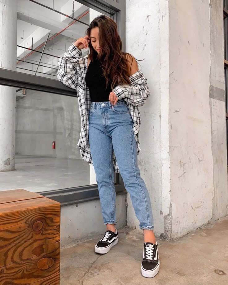 Old Skool Outfit, Black Vans Outfit, Jeans And Vans, Vans Outfit, Looks Pinterest, Old Outfits, Mom Jeans Outfit, Flannel Outfits, Body Suit Outfits