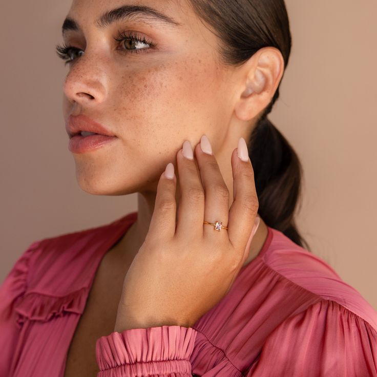 Delicado, delicado y por supuesto… ¡rosa! Ese es el trío perfecto para una apariencia suave y femenina. Nuestro anillo con esmeralda rosa rubor es elegante y perfecto para combinar con otros anillos de su colección. Quédese con un tema completamente rosa para una apariencia monocromática o combínelo con otras piedras preciosas y viva en el lado salvaje.




 Material: Plata de Ley 925 sólida de alta calidad

 Acabado: Oro 18K

 Con piedra preciosa de circonita cúbica de diamante rosa de ~ 4,5 x Fine Jewelry Stackable Wedding Rings, Fine Jewelry Stackable Rings For Wedding, Delicate Solitaire Rose Gold Stackable Rings, Everyday Fine Jewelry Diamond Ring, Elegant Open Ring Stackable Rings, Classic Hypoallergenic Rose Gold Midi Rings, Elegant Stackable Open Rings, Adjustable Hypoallergenic Heart Ring, Delicate Rose Gold Diamond Ring With Vs Clarity