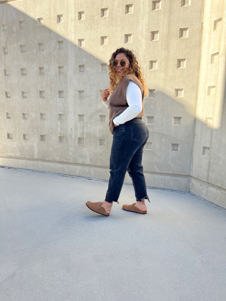 Birkenstock Boston Outfit Maternity, Cognac Clogs Outfit, Clogs Business Casual, Outfits With Brown Clogs, Birkenstock Boston Outfit Plus Size, Birkenstock Clogs Outfit Plus Size, Fall Outfits With Birkenstock Clogs, Berkinstocks Outfit Clogs, Dark Brown Birkenstock Clog Outfit