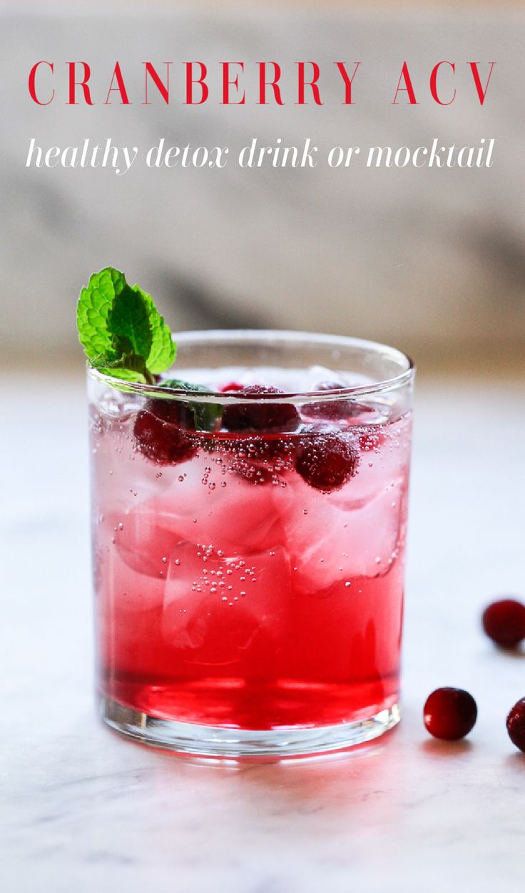 A beautiful red sparkling probiotic drink with ice and cranberries on a kitchen counter. Acv Mocktail, Thanksgiving Detox, Cranberry Juice Detox, Detox Meals, Apple Cider Vinegar Drink Recipes, Cranberry Juice Benefits, Cranberry Detox, Cranberry Benefits, Detox Water Recipe