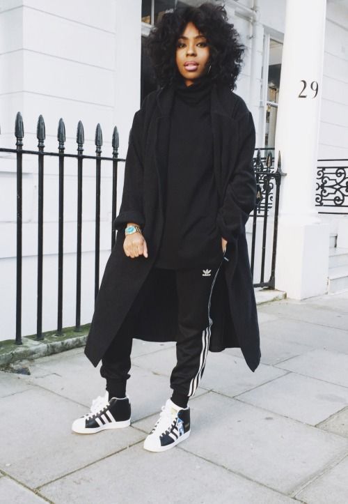 Urban Minimalist Fashion, Looks Adidas, Minimalist Moda, Look Grunge, Look Adidas, Rock Outfit, Black And White Sneakers, Black Clothing, Outfits Black