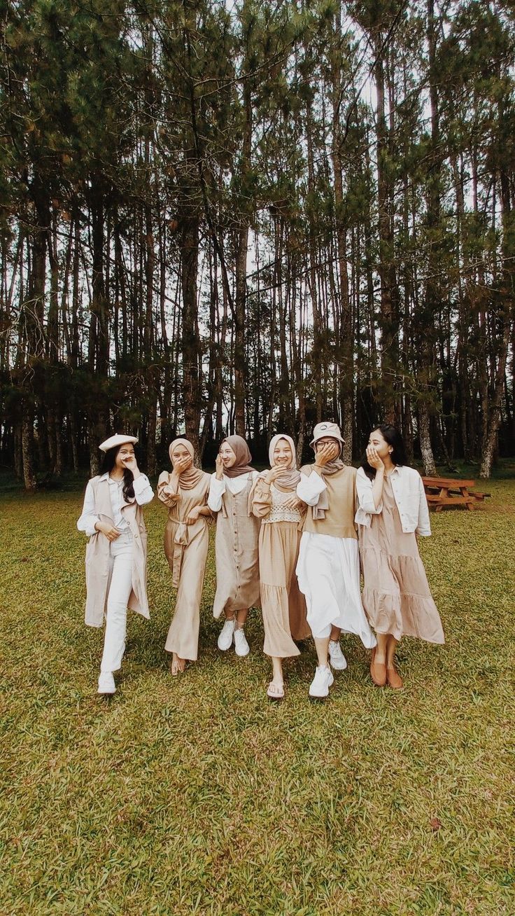 Earth tone style Tema Yearbook Earth Tone, Forest Outfits Aesthetic, Yearbook Earth Tone, Vintage Yearbook Photos, Yearbook Outfit Ideas Vintage, Earthtone Outfits Earth Tones, Style Vintage Hijab, Noni Belanda Style, Yearbook Vintage Outfit Hijab