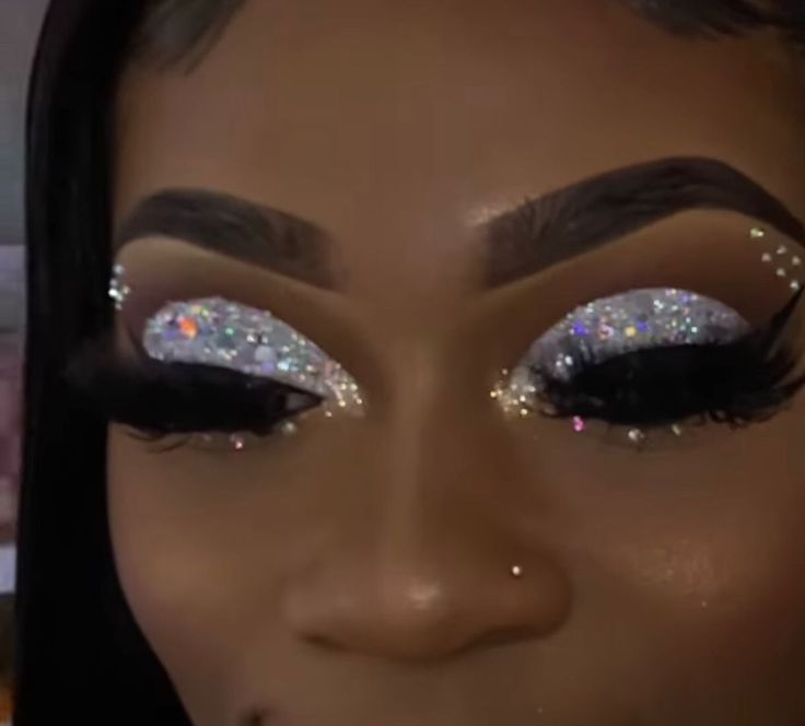 (ad) Stunning Makeup Ideas for Beautiful Black Women Glitter Make Up Looks For Black Women, Full Glam Makeup Looks Black Women Glitter, Glitter Glam Makeup For Black Women, Baddie Birthday Makeup, Glitter Prom Makeup, Eye Makeup Prom, Makeup Ideas Prom, Glitter Glam Makeup, Maquillage Yeux Cut Crease