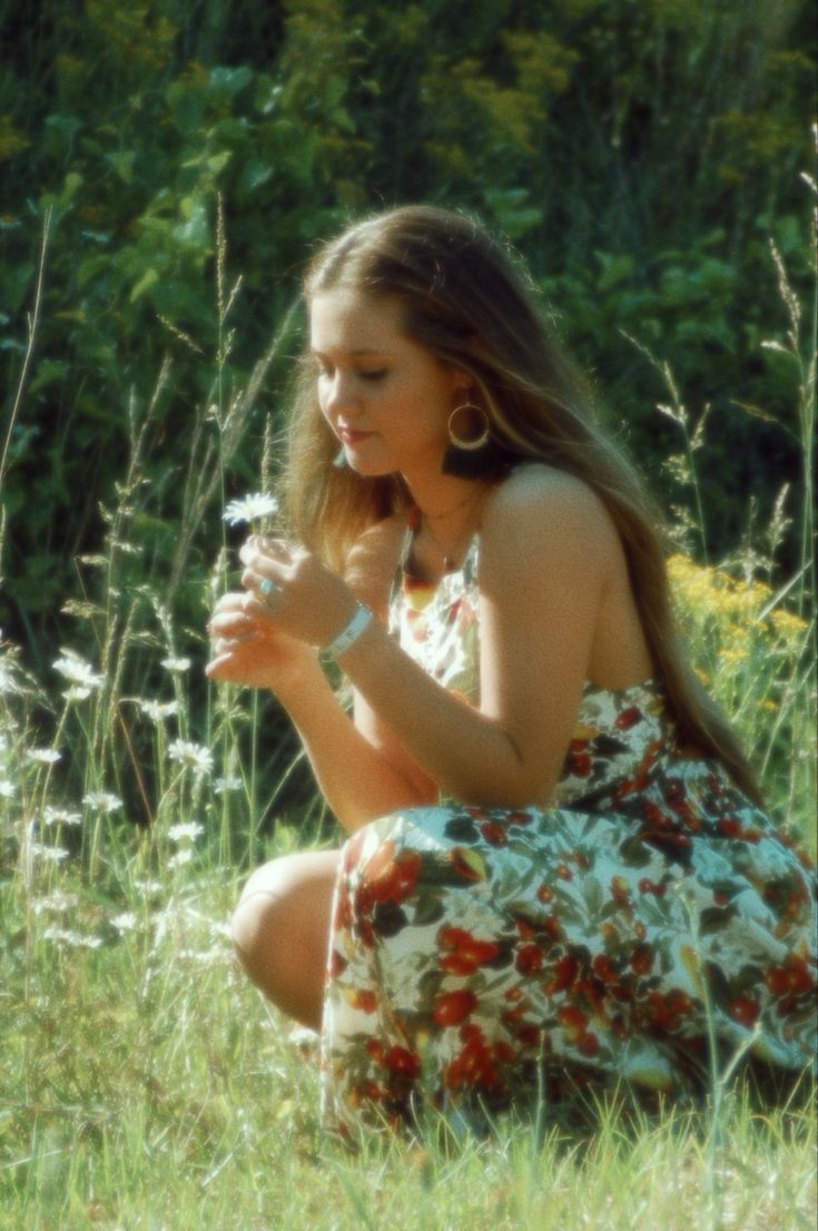 Vintage Flower Field Photoshoot, Dreamy Flower Photoshoot, Aesthetic Field Photoshoot, Cute Outdoor Poses, 70s Nature Aesthetic, Outdoor Birthday Photoshoot Women Summer, Nature Poses Photoshoot Women, 70s Outdoor Photoshoot, Unique Senior Picture Ideas Vintage