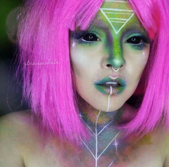 Diy Alien Makeup, Alien Costume Ideas Women, Womens Alien Costume, Alien Inspired Outfit, Space Makeup Alien, Alien Outfit Ideas, Alien Rave Outfit, Bass Outfits, Space Rave