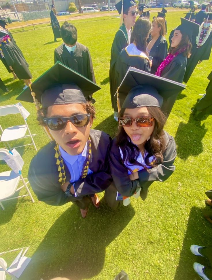 graduation inspo pic, cap and gown, guy best friend Graduation Pictures With Friends Funny, Graduation Vibes Aesthetic, Class Graduation Pictures, Photo Poses For Graduation, Graduation Pictures Ideas With Friends, Grad Pic With Friends, Graduation With Honors, Grade 8 Grad Photo Ideas, Grad Photo Aesthetic