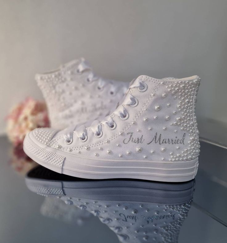 "Wedding Shoes All Star Converse 100% genuine decorated with pearls of all sizes (send me a message if you want a different color.) Color Converse : Blue, White, Red blue Application: Make sure you order the right size. Orders cannot be changed once production has started. No refund due to adjustment .Each order includes additional stones and original laces. Tip: Converse is smaller than other companies (eg if you wear 40 on Nike, 39 on Converse) - Top made of durable canvas fabric - Classic toe Customised Wedding Shoes, Converse Bleu, Shoes For Dancing, Bride Converse, Original Converse, Bridal Converse, Color Converse, Converse Wedding Shoes, Wedding Shoes Bridesmaid