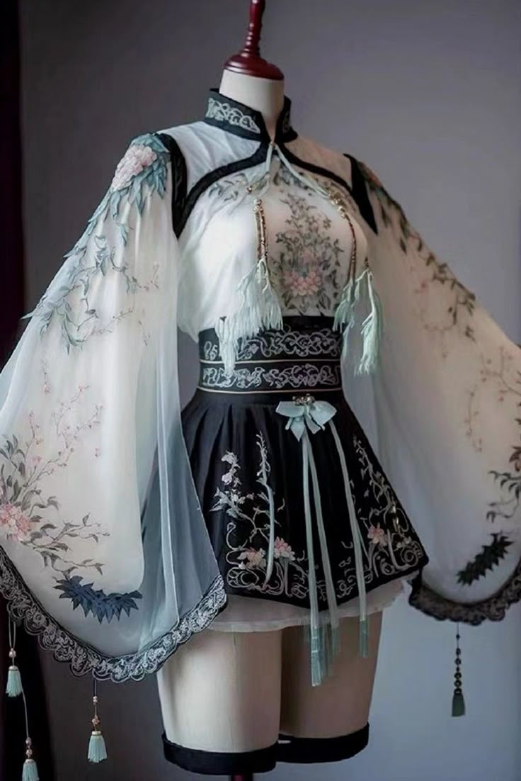 Chinese Fancy Dress, Old Fashion Dresses, Dress Design Sketches, Fairytale Dress, Fashion Inspiration Design, Fantasy Dress, Really Cute Outfits, Fancy Outfits, Cosplay Outfits