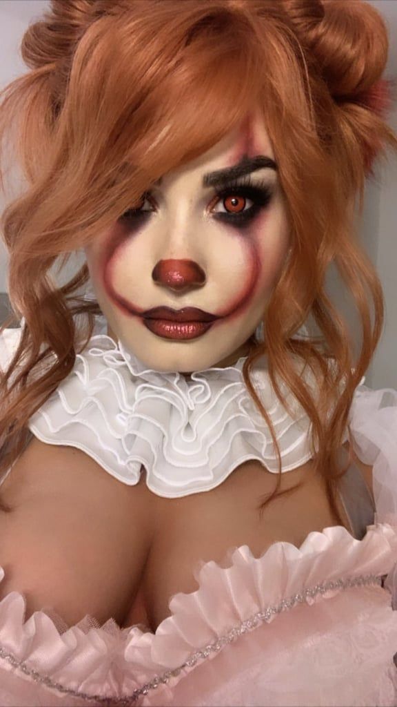 Demi Lovato as Pennywise Pennywise Costume For Kids, Demi Lovato Dress, Pennywise Halloween Costume, Halloween Makeup Clown, Best Celebrity Halloween Costumes, Pennywise The Clown, Halloween Makeup Scary, Celebrity Halloween Costumes, Halloween Bash