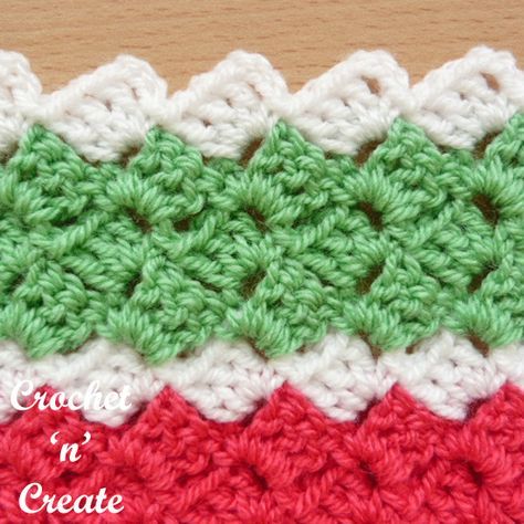 the crochet pattern is made up of three different colors, one red and one green