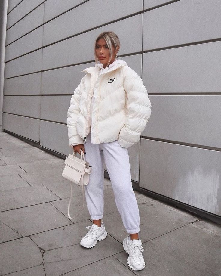 Follow @virtualcloset for more! 👯‍♀️ Sweatpants Outfit, 90's Fashion, Outfit Trends, Topshop Outfit, Winter Mode, Casual Winter Outfits, Looks Style, Winter Fashion Outfits, Looks Vintage