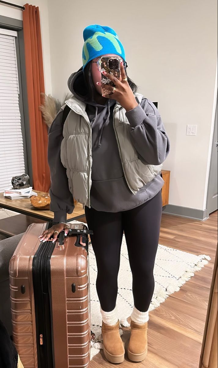 Chill Outfits Black Women Fall, Winter Hat Black Women, Winter Outfits Blackgirl Thick, Airport Outfit Comfy Black Women, Winter Clothing Black Women, Classic Short Uggs Outfit, Black Girls Cozy Outfits, Uggs Black Women, Uggs Boots Outfit Black Women