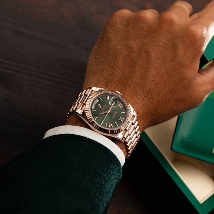 Rolex Day Date Olive Green, Rolex Olive Green, Rolex Men Aesthetic, Rolex Aesthetic Man, Men With Watches, Gold Rolex Mens, Watches For Men Aesthetic, Rolex Green Dial, Rolex Aesthetic