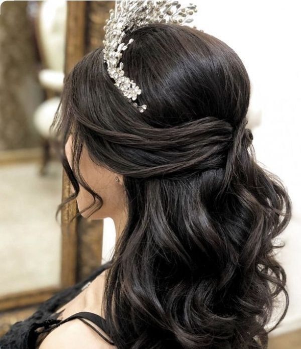 Dama Hairstyles Quinceanera, Debut Hairstyles, Quince Hair Ideas, Sweet 16 Hair, Quince Makeup, Quince Hair, Sweet 16 Hairstyles, Quince Planning, Purple Quince