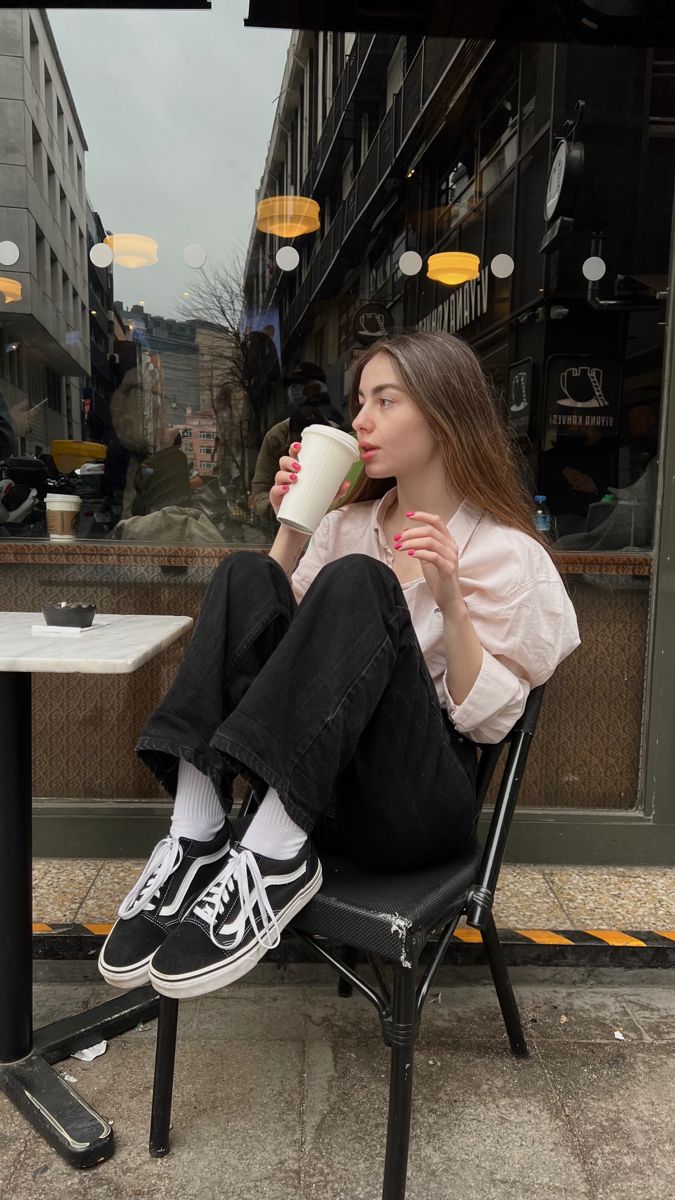 Old School Vans Outfit, Coffee Pose, Vans Old Skool Style, Morning Starbucks, Starbucks Outfit, Old School Outfits, Vans Old School, Old School Vans, Vans Outfit