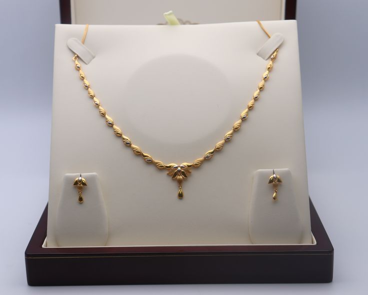 5 Grams Gold Chain Design, Bridal Necklace Set Gold, Indian Gold Necklace Designs Simple, Gold Chain Jewelry Women, 5 Grams Gold Necklace, Gold Sets Jewelry Indian Design, Gold Necklace Set Simple, Simple Gold Necklace Designs, Necklace Designs Gold Indian