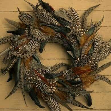 an image of a wreath made out of feathers on a wooden background with the words, i want to make one of these