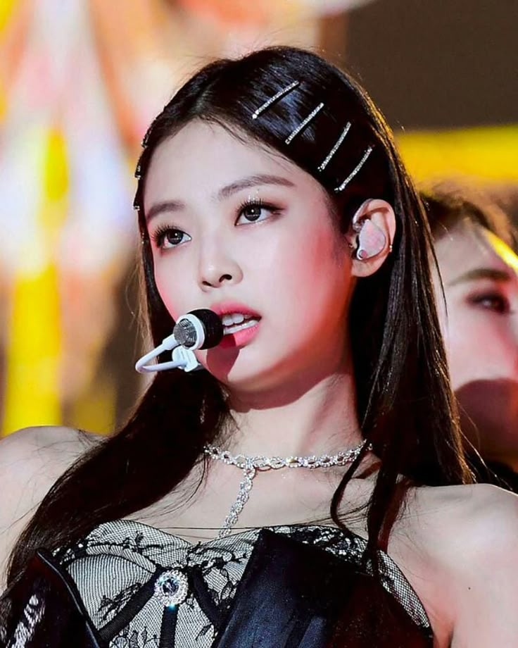 Jennie Kim | BLACKPINK 💕✨ Kpop Short Hair, Pink Haircut, Kim Hair, Hair Clip Hairstyles, Bobby Pin Hairstyles, Kpop Hair, Cute Braided Hairstyles, Clip Hairstyles, Ribbon Hairstyle