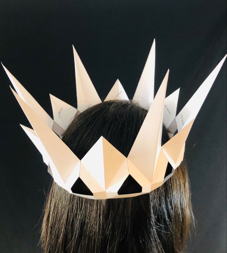 DIY Paper Crown Ravenna template Origami Crown, Queen Ravenna, Crown Template, Disney Queens, Paper Crown, Diy Crown, Instruções Origami, Paper Wall Hanging, Paper Crowns