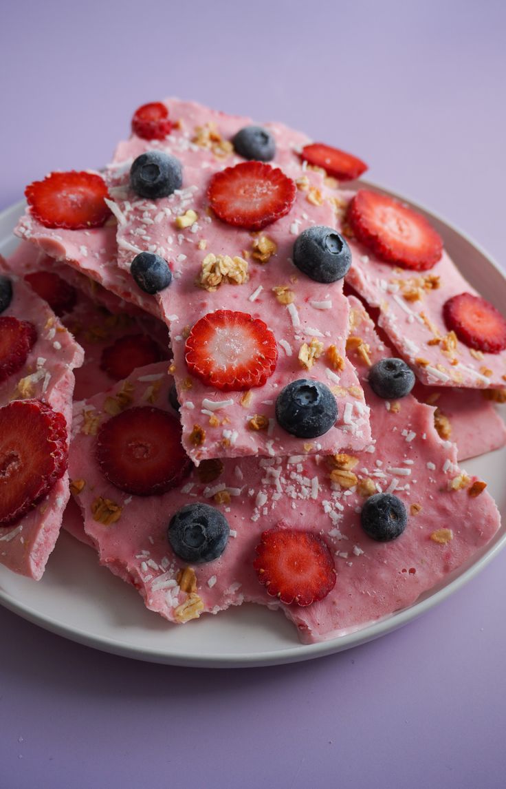 Strawberry Yogurt Bark Dehydrated Yogurt, Strawberry Yogurt Bark, Yogurt Bark Recipe, Bark Recipes, Frozen Yogurt Bark, Strawberry Breakfast, Coconut Shavings, Yogurt Bark, Healthy Eating Snacks