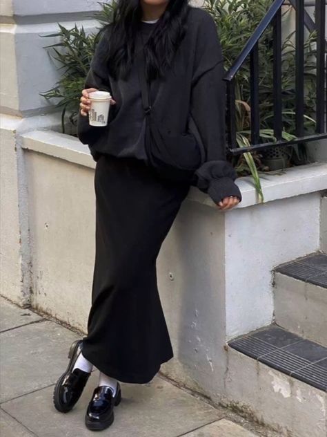 Long Skirt Office Outfit Business Casual, Winter Outfits Australia, Style Satin Skirt, Black Skirt Outfit Winter, Winter Maxi Skirt Outfit, Black Maxi Skirt Outfit, Black Spring Outfits, The Old Money Aesthetic, Skirt Ootd