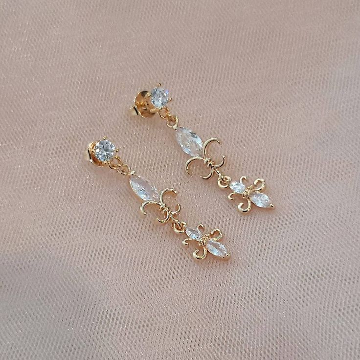 **All orders come with tracked shipping** PLUS **Free shipping on orders over $35 USD for US customers** High quality champagne gold plated Gatsby style earrings with clear cubic zirconia stones.  There are 2 jewelry box options: Box A: regular jewelry cardboard box with a textured diamond pattern on the outside (comes in white, black or red) Box B: Velvet earring and necklace box (comes in green, red and grey) as shown in the pictures You can also add a mini gift bag as show in the pics: comes Vintage Chandelier Dangle Earrings For Anniversary, Delicate Gold Crystal Earrings For Party, Delicate Gold Chandelier Earrings For Party, Delicate Gold Chandelier Earrings For Formal Occasions, Gold Delicate Crystal Earrings For Party, Delicate Chandelier Earrings For Formal Occasions, Delicate Chandelier Earrings For Formal Events, Victorian Chandelier Dangle Earrings For Party, Vintage Bridal Earrings With Elegant Design