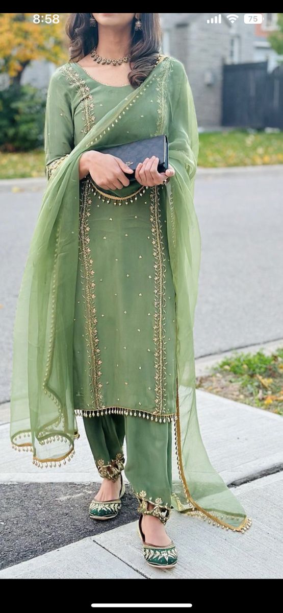 Punjabi Look, Jab We Met, Designer Suits For Wedding, Punjabi Dress Design, Simple Indian Suits, Punjabi Suit Neck Designs, Suits For Women Indian, Suit Neck Designs, Punjabi Suits Designer Boutique