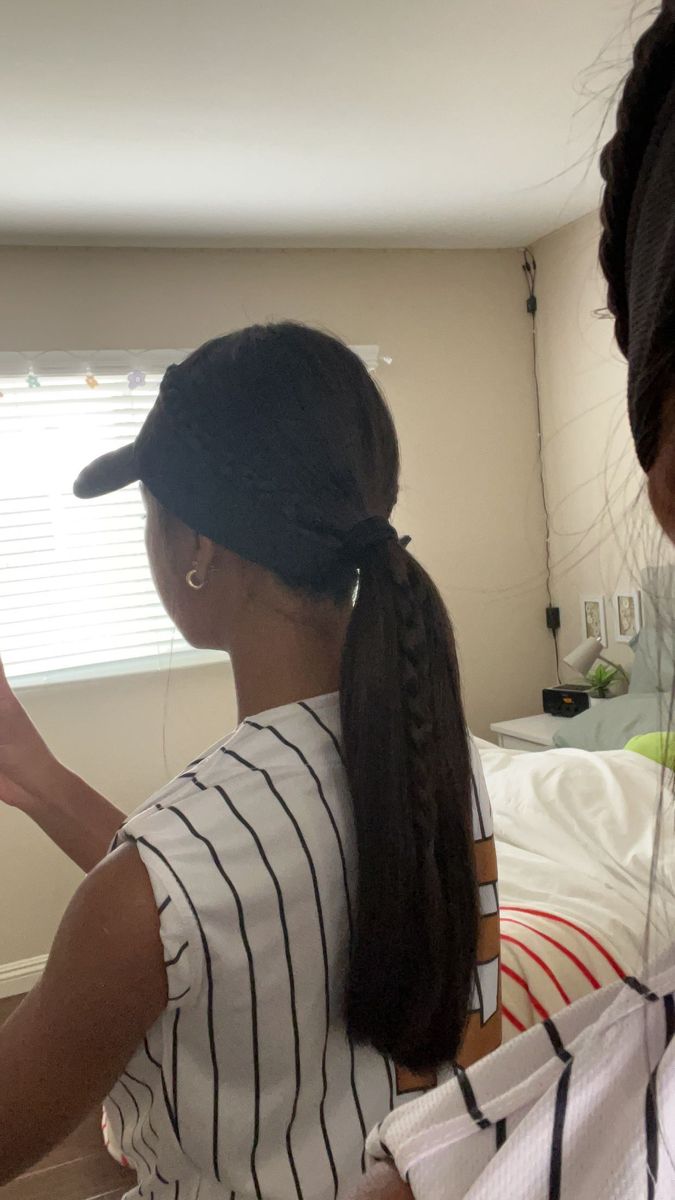 Softball Gameday Hairstyles, Easy Softball Hairstyles No Braids, Softball Hairstyles With Visor, Softball Braided Hairstyles, Medium Length Hairstyles For Softball, Hair Styles Volleyball, Basketball Hairstyles Easy No Braids, Sporty Medium Length Hairstyles, Cute Hairstyles For Softball