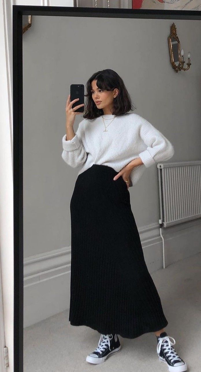 Smart Casual Long Skirt Work Outfits, Autumn Outfits With Skirts Long, Fall Long Black Skirt Outfits, Long Black Midi Skirt Outfit, Winter Black Maxi Skirt Outfit, Midi Skirt With Sneakers Street Style, Long Flowy Skirt Outfit Winter, Outfits With Long Black Skirts Summer, Black Maxi Skirt Outfit 2023