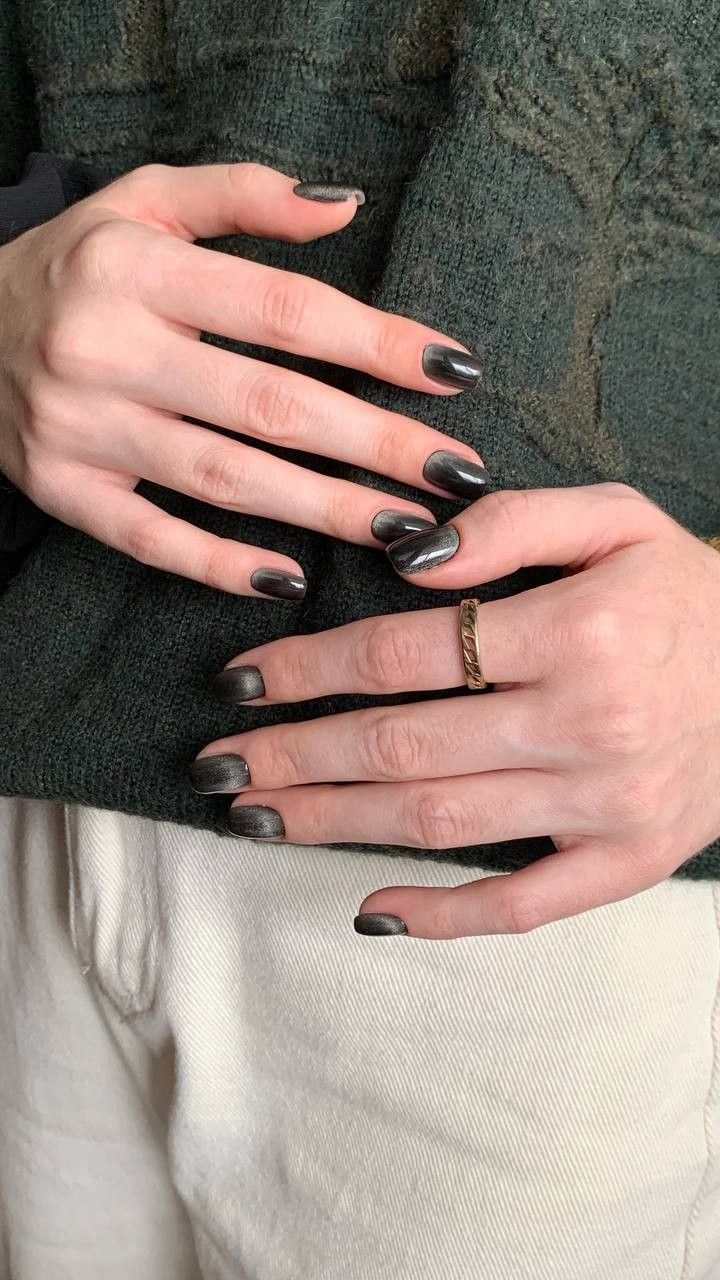 Black Nails Cat Eye Effect, Grey Cateye Nail, Black Nails Cat Eye, Black Cat Eye Nail, Dark Cat Eye Nails, Black Cateye Nails, Cat Eye Nails Black, Black Cat Eye Nails, Nails Ideas Black