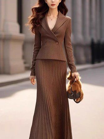 Wool Skirt Outfit, Fitted Maxi Skirt, Brown Maxi Skirts, Concert Attire, Fashion Black And White, Outfit Inspiration Women, Loose Fit Sweater, Ideal Wardrobe, Knit Maxi Skirt