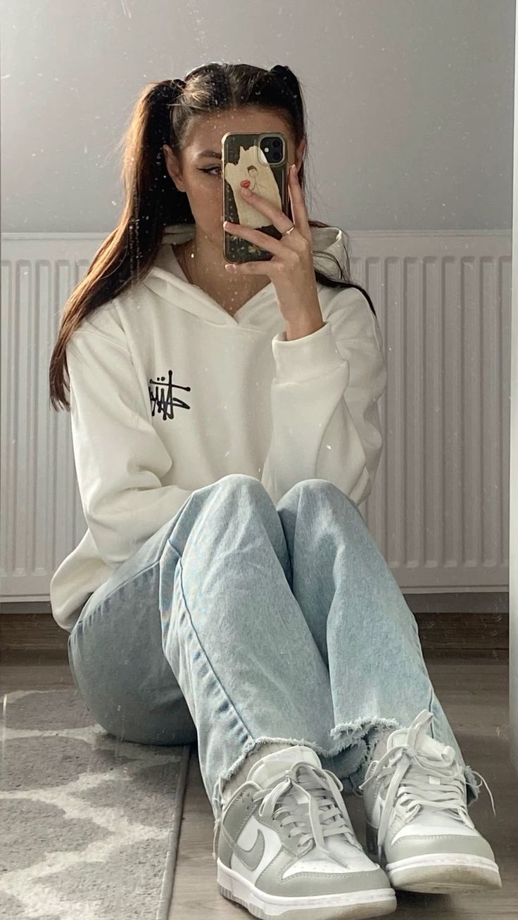 Dunks Inspo Outfits, White Stussy Hoodie Outfit, Off White Hoodie Outfit, Nike Girl Aesthetic, Air Force 1 Outfit Aesthetic, White Hoodie Outfit Aesthetic, Grey Fog Dunks Outfit, White Nike Dunks Outfit, Girls Hoodie Outfit