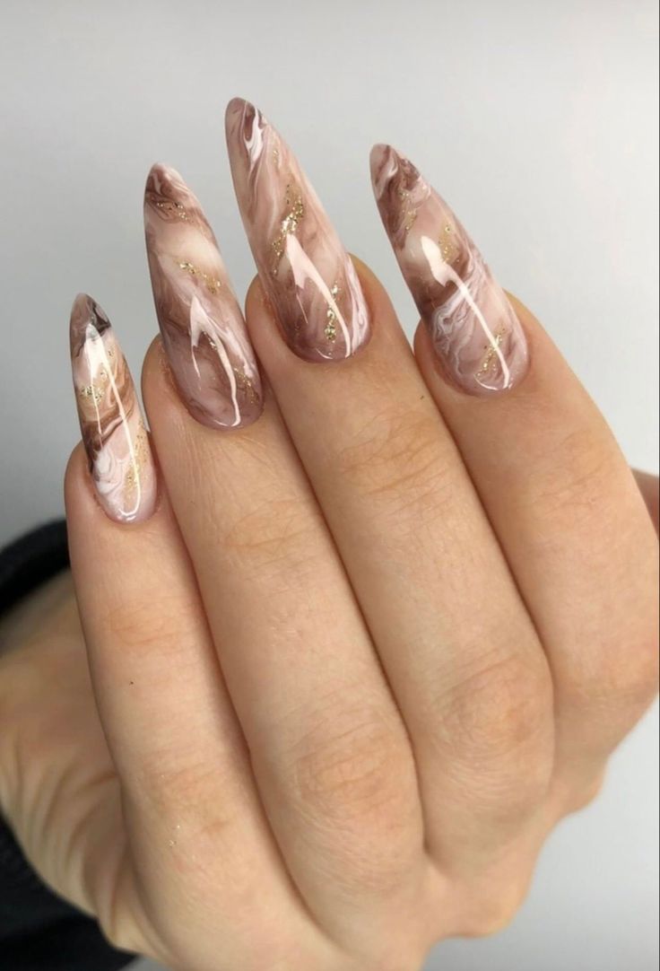 очень нежный маникюр 🥰 Nails Acrylic Almond Marble, Brown Marble Nails With Gold Flakes, Top Nail Designs 2023, Latte Marble Nails, Cream Marble Nails, Brown Marble Nails Acrylic, Tan Marble Nails, Neutral Marble Nails, Nails Design Marble