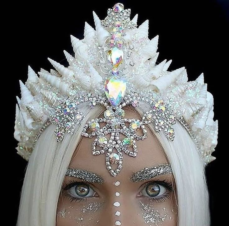 Três novas meninas  Uma desilusão amorosa E tudo para qualquer casal … #fanfic # Fanfic # amreading # books # wattpad Extreme Make-up, Ice Queen Costume, Glitter Brows, Glitter Eyebrows, Halloweenský Makeup, Seashell Crown, Carnival Ideas, Mermaid Crown, Smink Inspiration