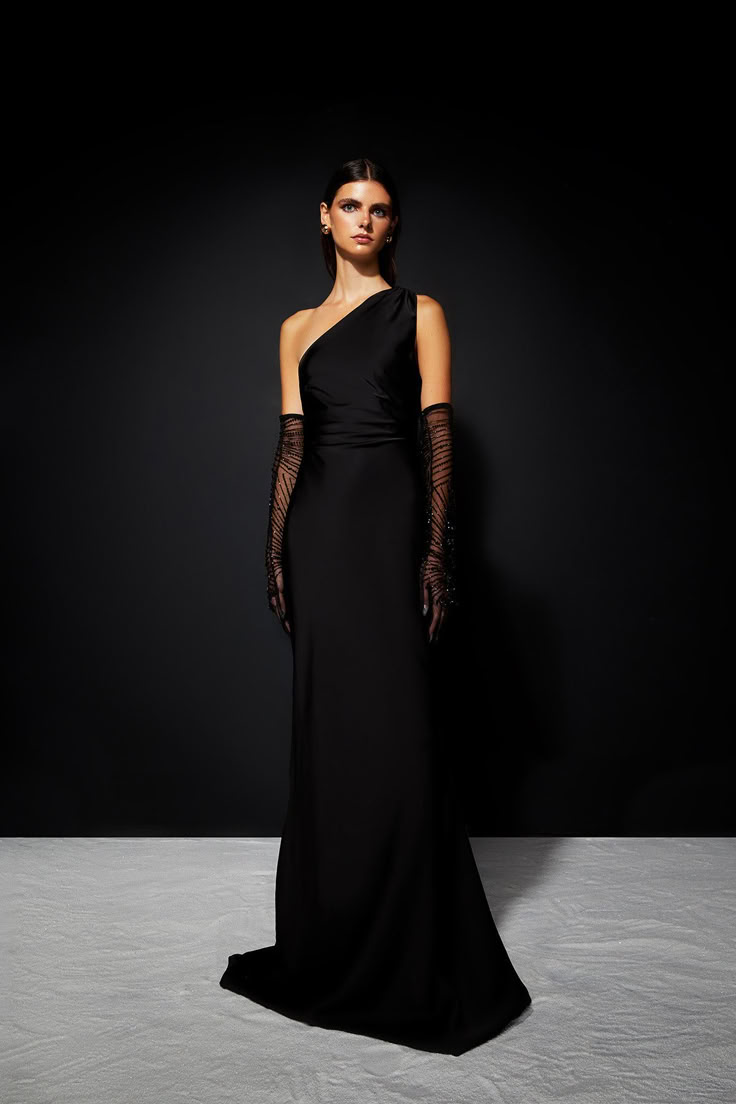 Black Floor Length Dress Evening Gowns, One Arm Dress Classy, Glamour Outfit Classy, Long Gloves Fashion, Dress With Gloves Classy, Black Dress With Gloves, Gown With Gloves, Autumn Shoot, Black Tie Outfits