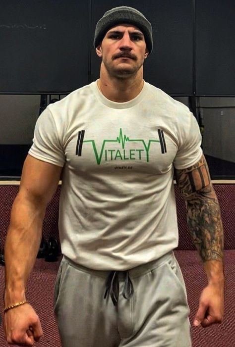 Mustache Men, Beefy Men, Muscle Bear, Bear Men, Men's Muscle, Instagram Outfits, Military Men, Muscular Men, Athletic Men