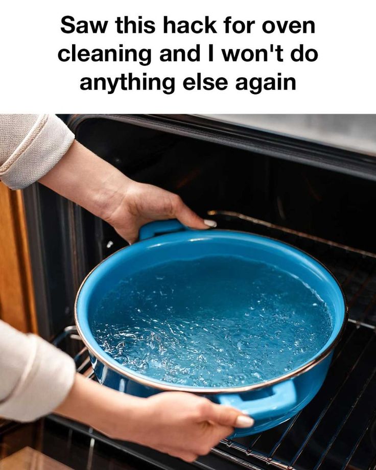 Saw this hack for oven cleaning and I won't do anything else again How To Clean An Old Oven, How To Use Self Cleaning Oven, Oven Cleaner Hack, Cleaning An Oven Best Way To, Easy Clean Oven Diy, Diy Clean Oven, Home Oven Cleaner, How To Clean Baked On Grease In Oven, How To Deep Clean Oven