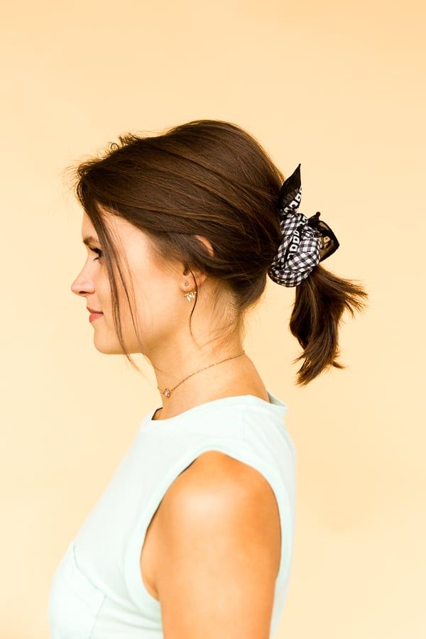 Learn to style one square bandana in 6 different ways, with step by step photos and instructions to explain each one. #hairtutorial #bandanastyling #hairstyles #squarebandana Bandana Ponytail, Updo With Headband, Cute Ponytails, Twist Ponytail, Short Hairstyles For Thick Hair, Updo Hairstyles, Bandana Hairstyles, African Braids Hairstyles, Short Hair Updo