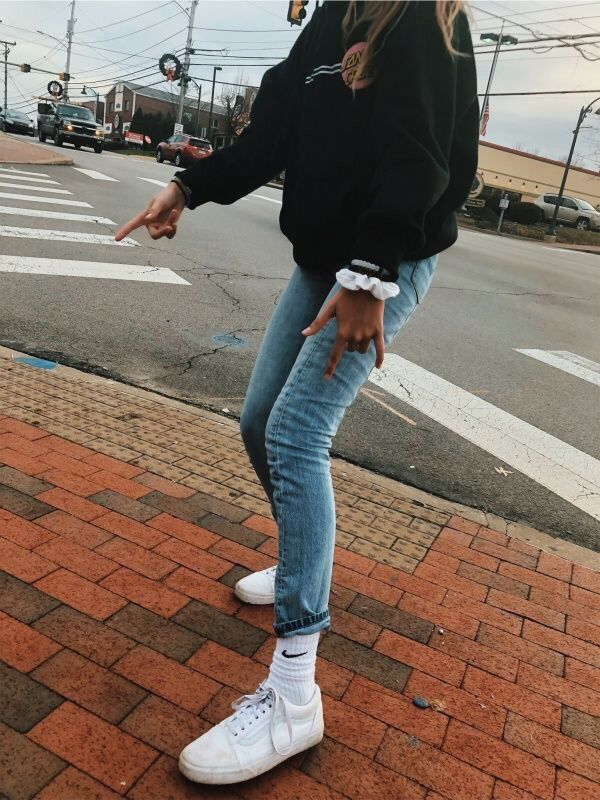 VSCO - republishposts Crew Socks Outfit, Outfit Themes, Nike Crew Socks, Clothing Basics, Socks Outfit, Outfit Elegantes, Cooler Style, Teenage Outfits, Sock Outfits