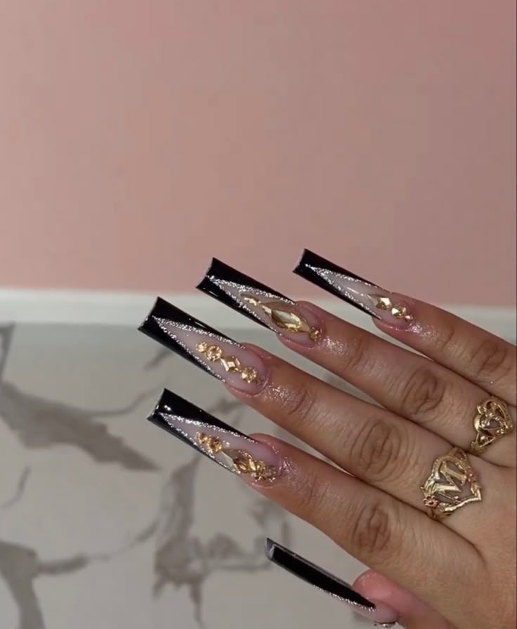 Black And Gold Bling Nails, Black Long Nails Acrylic, Black Gold Nails Acrylic, Black And Gold Acrylic Nail Designs, Black Latina Nails, Black Buchona Nails, Black N Gold Nails, Black And Gold Nails Acrylic, Black Bling Acrylic Nails