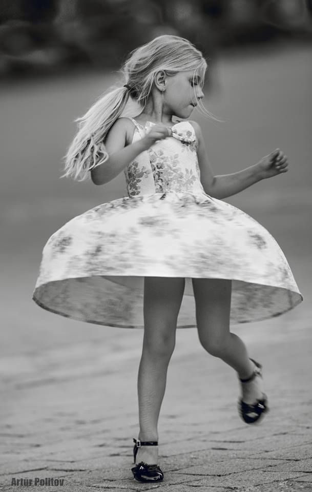 Her Marilyn Monroe impression Child Playing, 동화 삽화, Kids Electronics, Foto Art, White Photos, Dance Photography, Black White Photos, 영감을 주는 캐릭터, 인물 사진